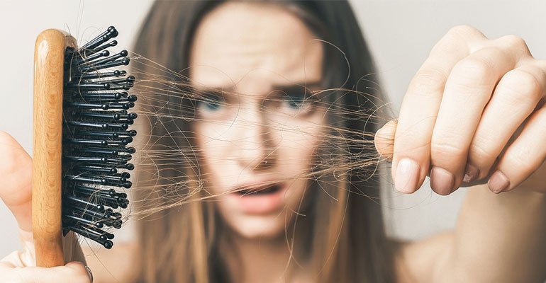ما هي الأسباب الصحية لتسقاط الشعر؟